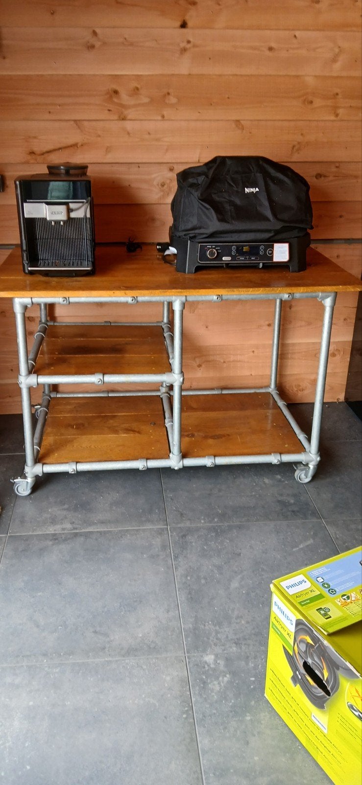 Industriële bijzettafel/werkbank met eiken blad, Huis en Inrichting, Overige Huis en Inrichting, Gebruikt, Ophalen