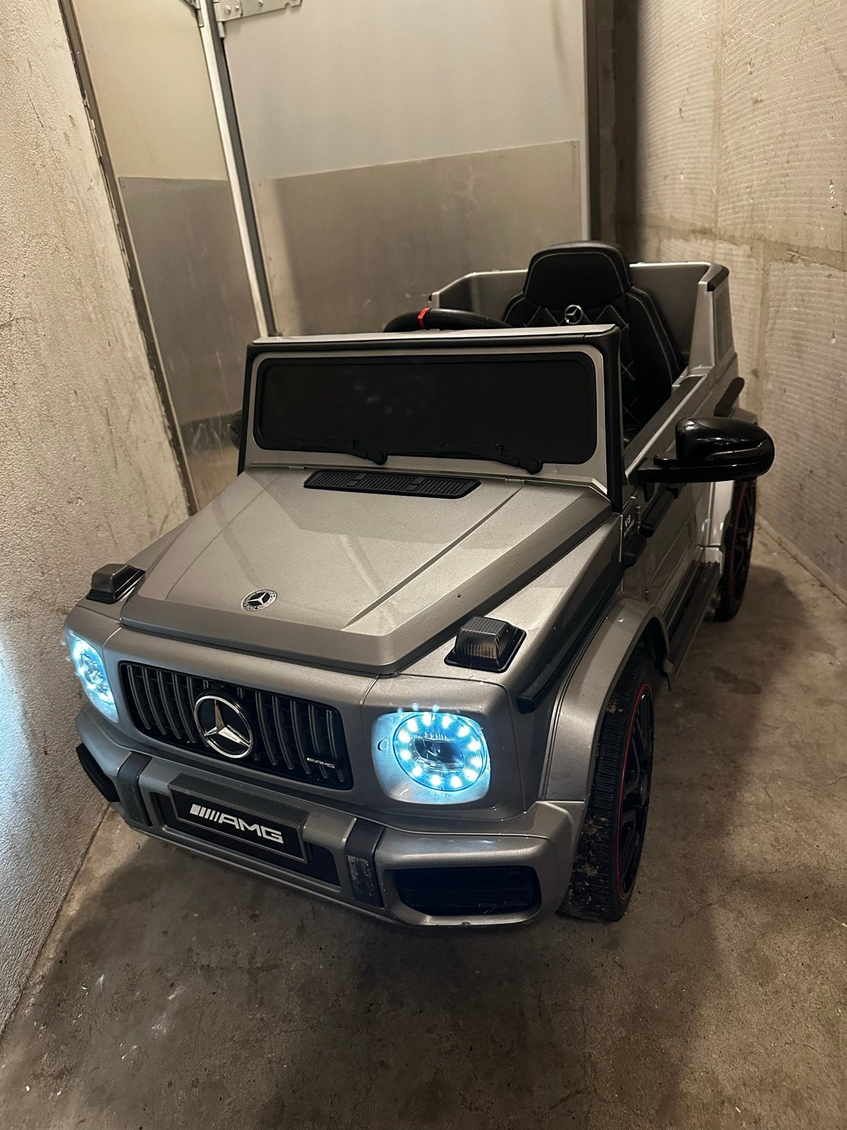 Mercedes G-Klasse AMG Kinderauto Elektrisch met Afstandsbedi, Zo goed als nieuw