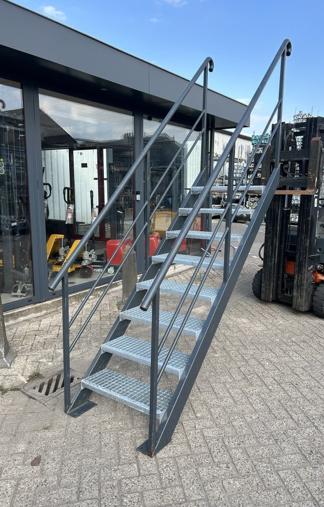 Stalen trap/verdiepingstrap/metalen trap 1.70M 8-treeds, Doe-het-zelf en Verbouw, Ophalen, Gebruikt, Trap, Minder dan 2 meter