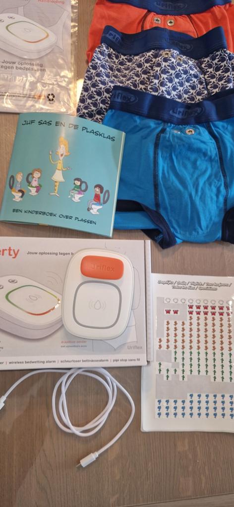 Liberty plaswekker, 3 broekjes maat 116 en kinderboek, Kinderen en Baby's, Kinderspulletjes, Ophalen