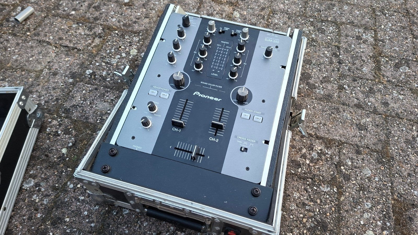 Pioneer DJM-250 2 kanaals DJ mixer + flightcase & decksaver, Ophalen of Verzenden, Zo goed als nieuw, 5 tot 10 kanalen, Microfooningang