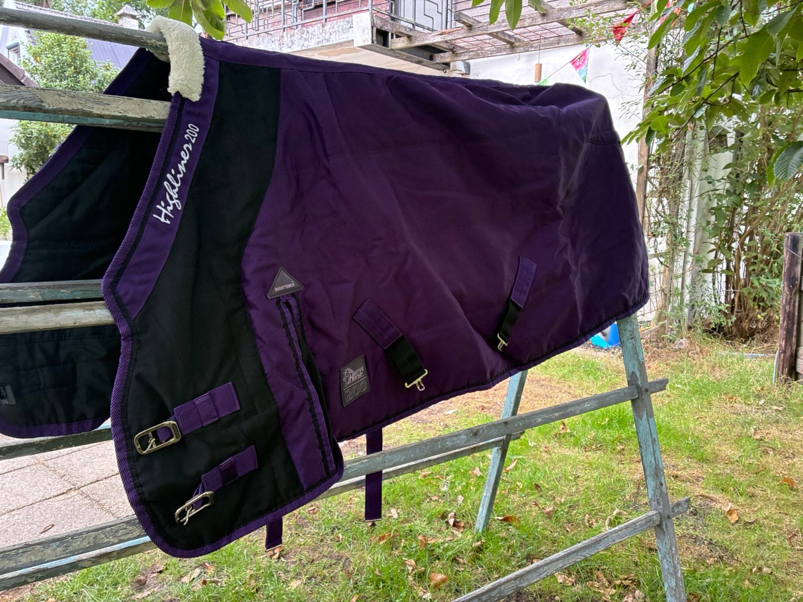 Harry’s Horse Highliner maat 165 / 200 gram / paars & zwart, Dieren en Toebehoren, Paarden en Pony's | Dekens en Dekjes, Kruissingels