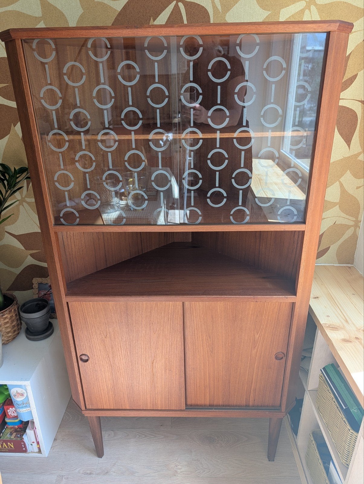 Vintage Teakhouten Hoekvitrinekast met Glazen Schuifdeuren, Huis en Inrichting, Kasten | Boekenkasten, Ophalen, 50 tot 100 cm
