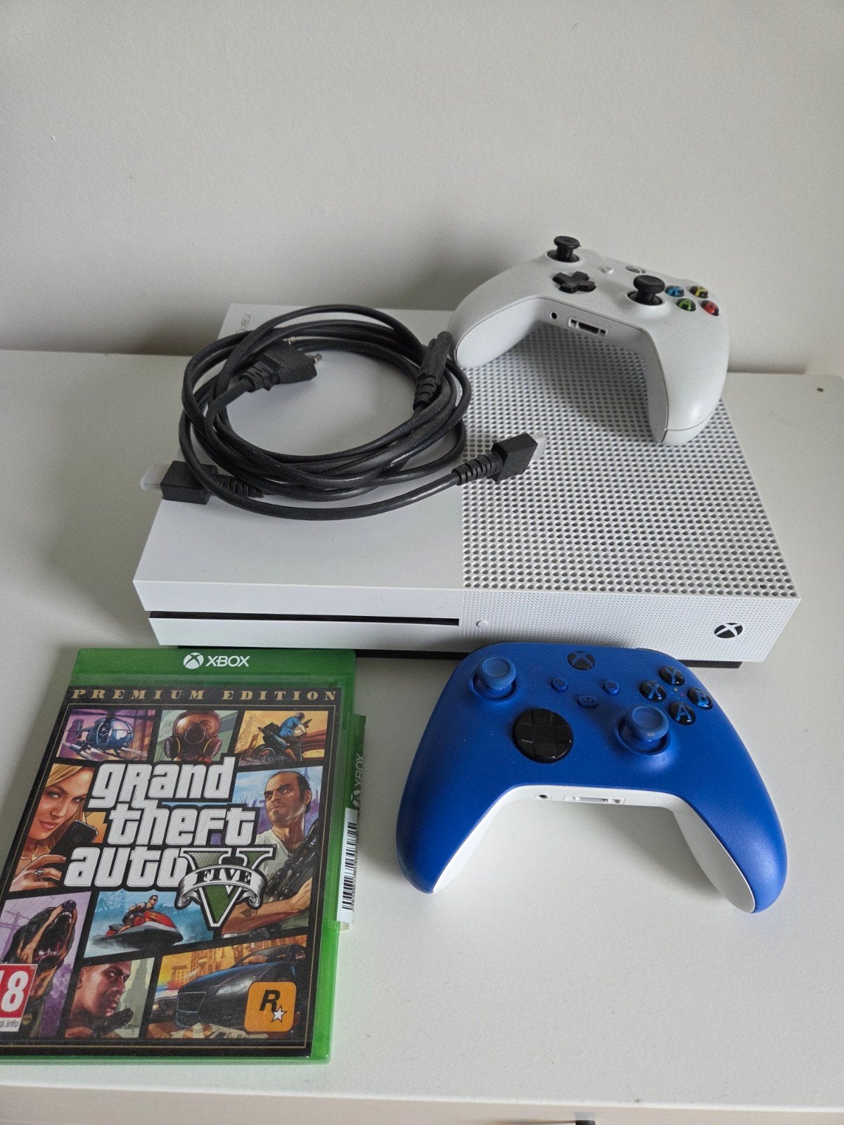 Xbox One S met 2 controllers en Grand Theft Auto V, Spelcomputers en Games, Ophalen, Met 2 controllers, Xbox One S, Zo goed als nieuw