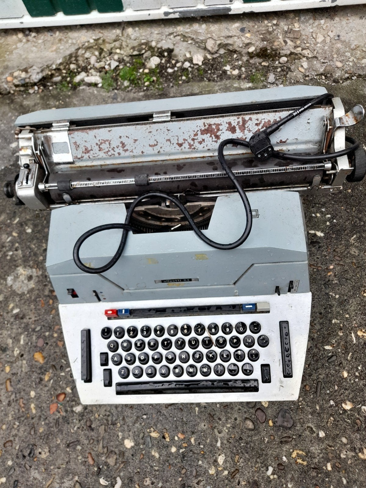 Antieke Elektrische  olivetti typemachine  serie 84, Ophalen