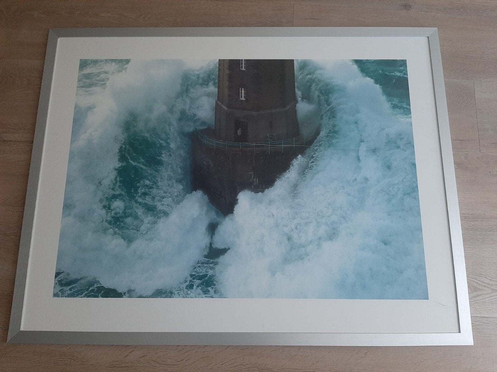 Grote ingelijste foto van vuurtoren in woeste zee (120x90), Ophalen