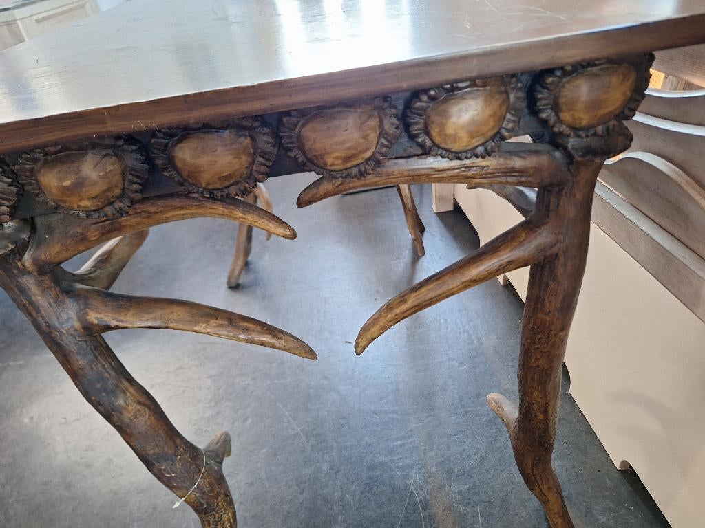 Unieke sidetable met hoornen pootjes, Huis en Inrichting, Tafels | Sidetables, Ophalen, Overige materialen, 100 tot 150 cm, Onbekend