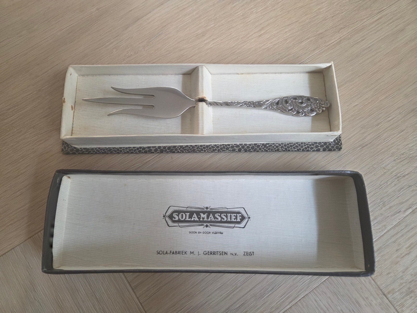 Vintage Sola Massief gebaksvorkje – originele doos, Ophalen of Verzenden, Rvs of Chroom