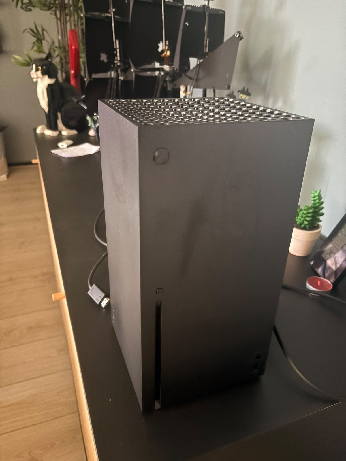 Xbox x met monitor en 9 controllers
