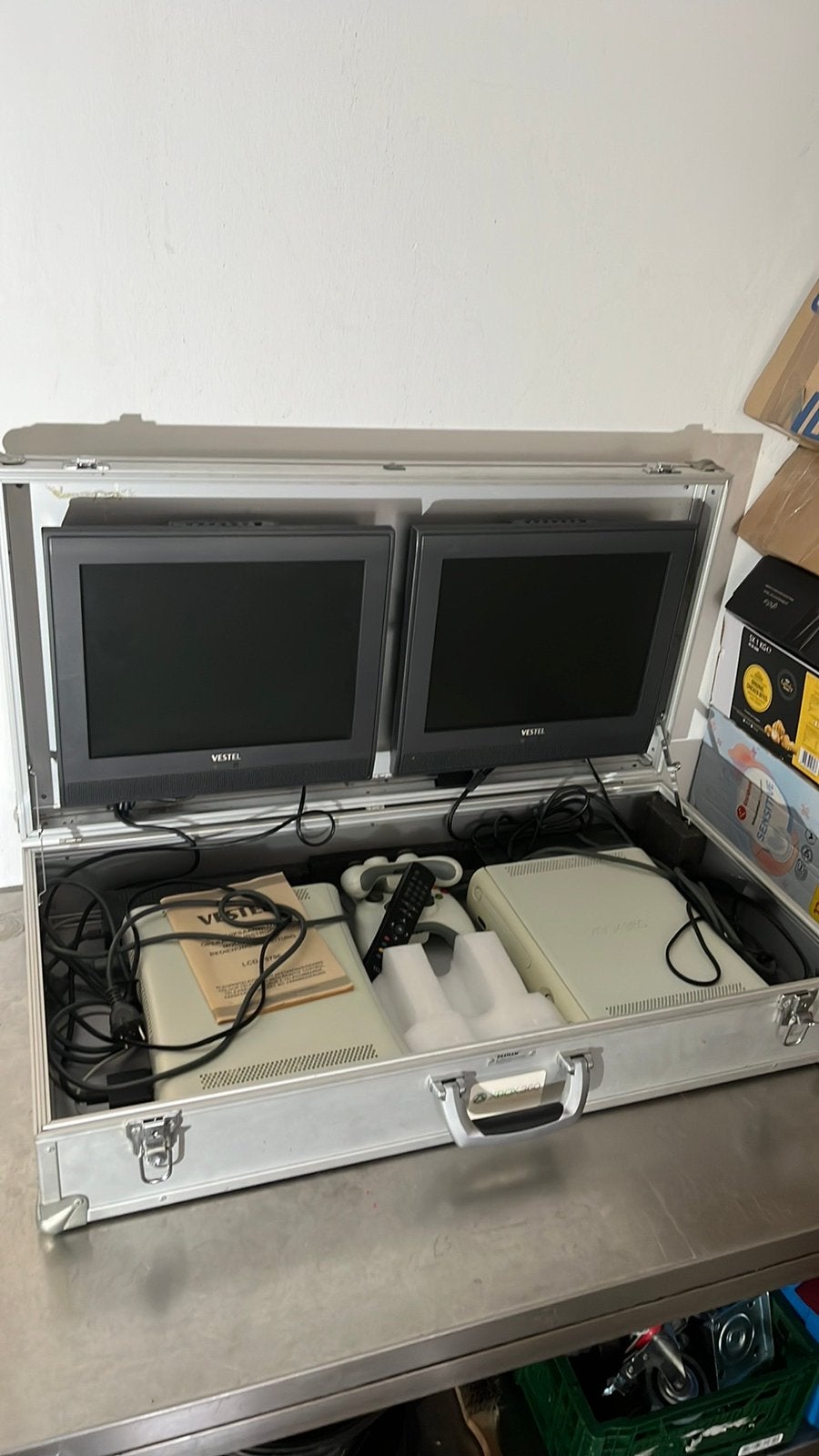Xbox 360 spelcomputers LCD schermen en reiskist, Spelcomputers en Games, Ophalen, 1 speler, Racen en Vliegen, Zo goed als nieuw