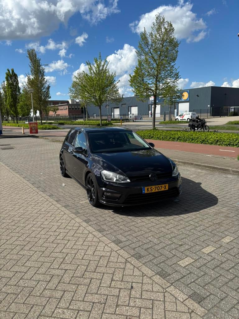 Volkswagen Golf 1.4 TSI 110KW 5D DSG 2016 Zwart R line, Auto's, 4 cilinders, Zwart, 650 kg, 149 pk