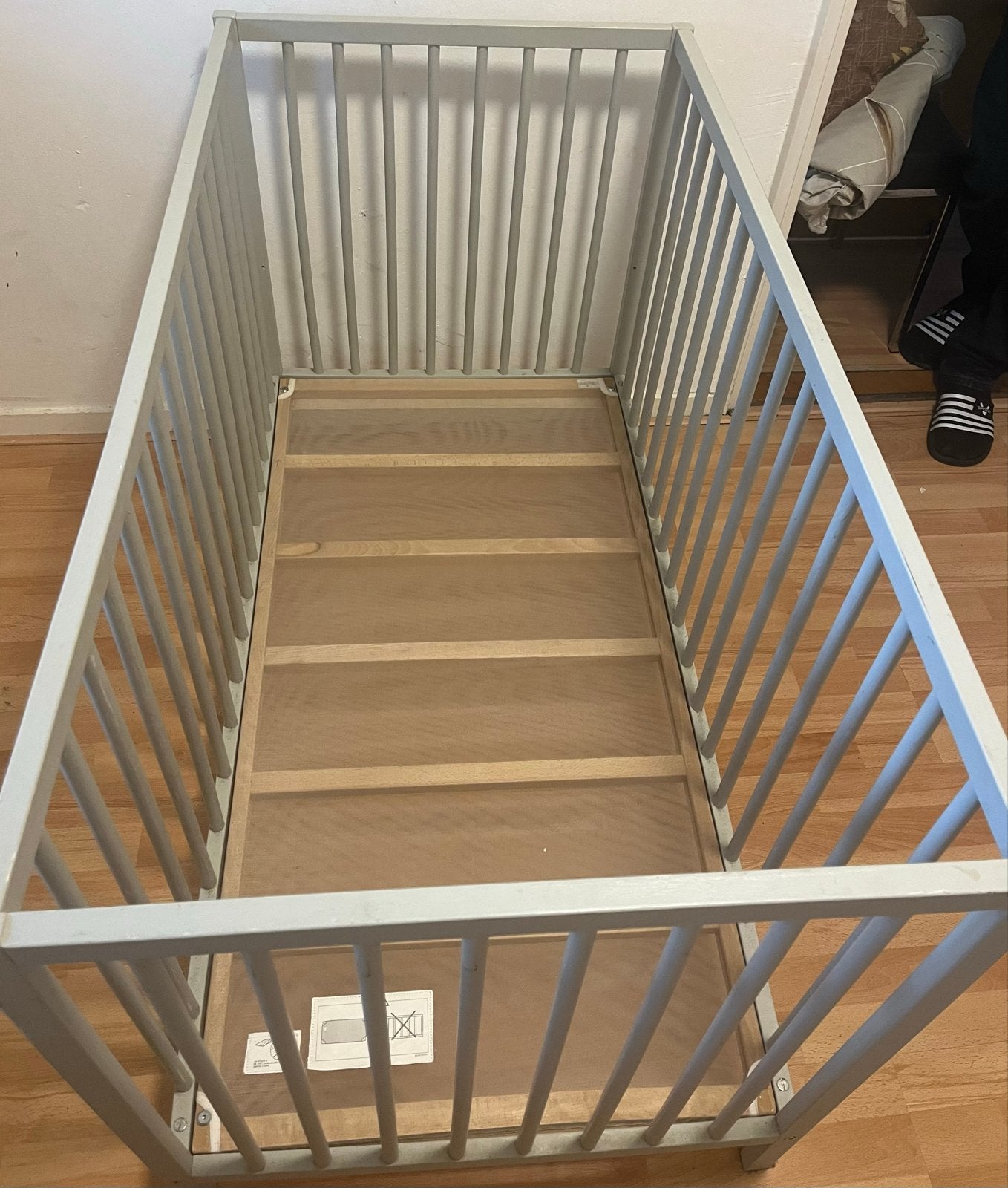 Gebruikt ledikantje - grijs houten babybed, Ophalen, Gebruikt, Ledikant