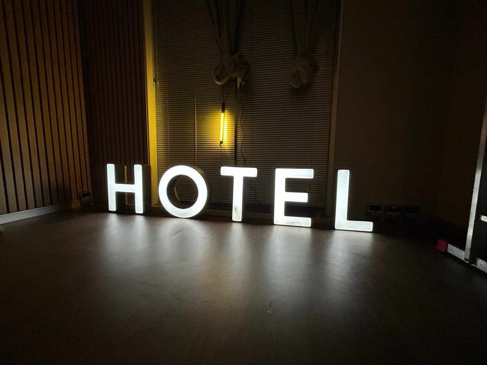 Lichtgevende HOTEL letters - Unieke decoratie, Ophalen, Gebruikt, Kunststof, Modern