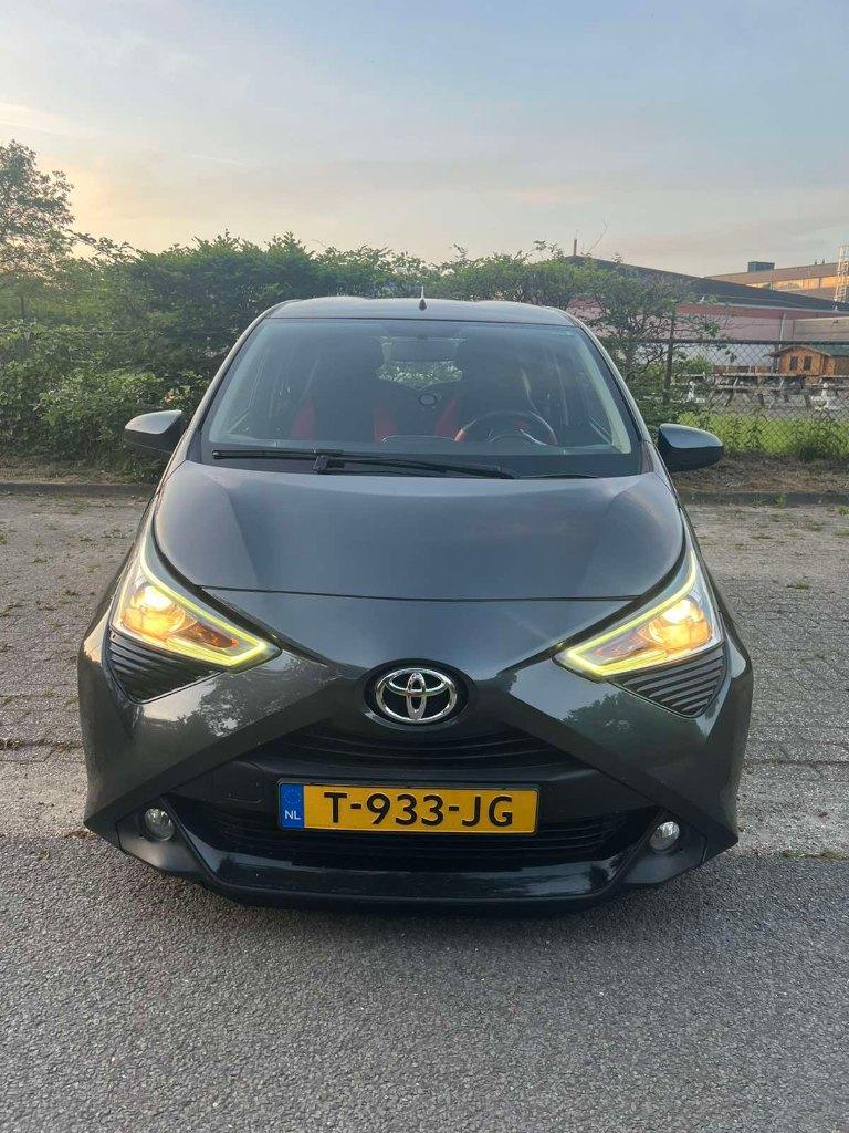 Toyota Aygo 1.0 Vvt-i 72pk X-shift 5D 2019 Grijs, Auto's, Toyota, Stof, 4 stoelen, Zwart, 19 km/l