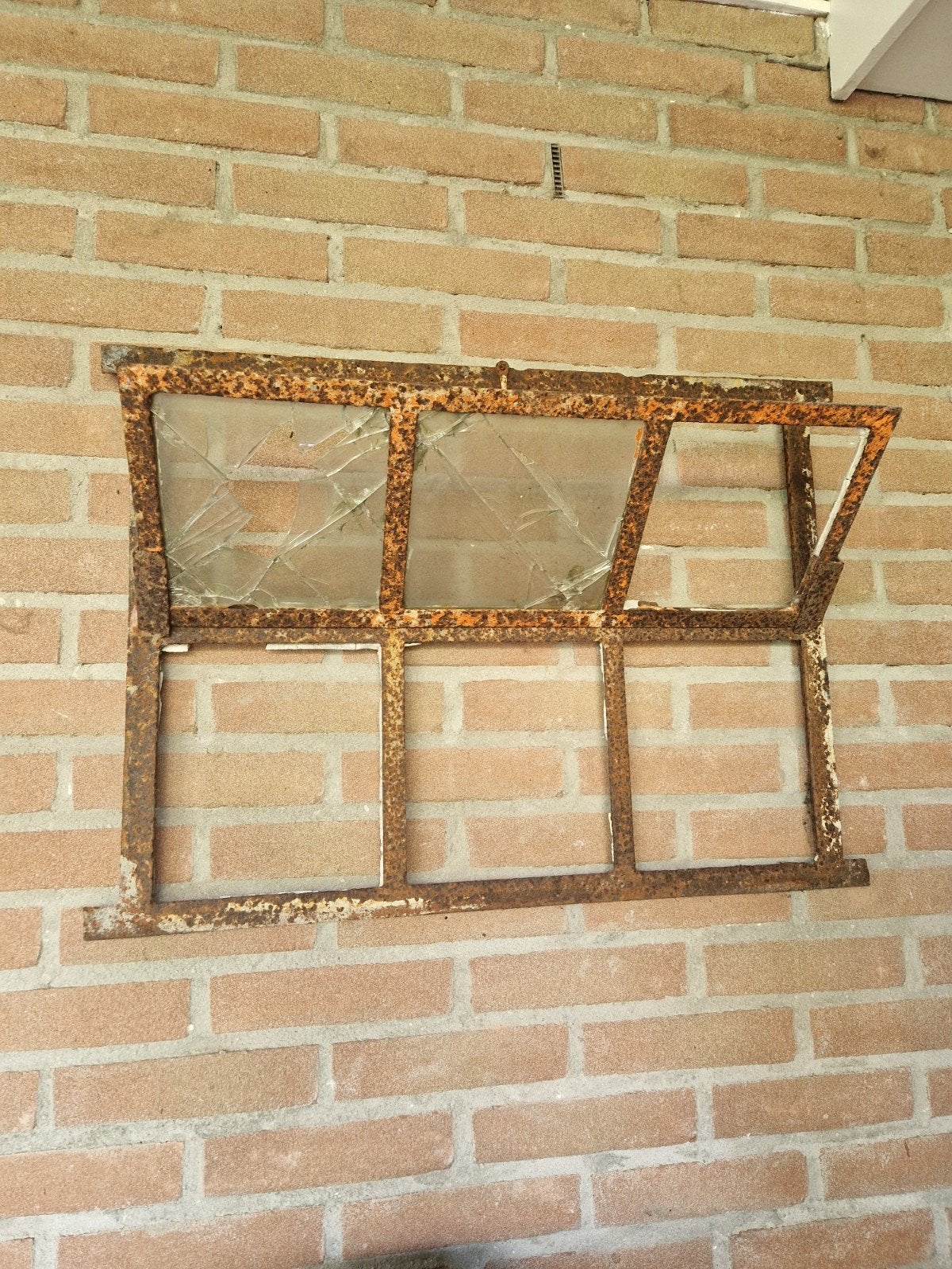 Oud ijzeren raamkozijn met gebroken glas, Ophalen, Gevelraam of Ruit, Gebruikt, Minder dan 80 cm