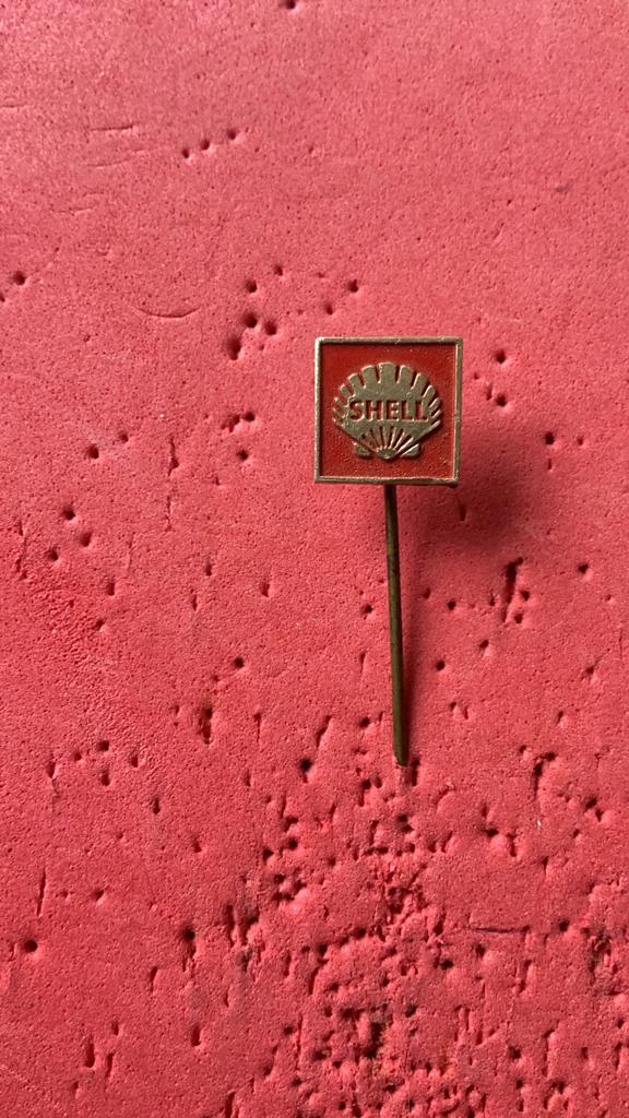 Metalen speldje Shell, Verzamelen, Verzenden, Zo goed als nieuw, Merk, Speldje of Pin