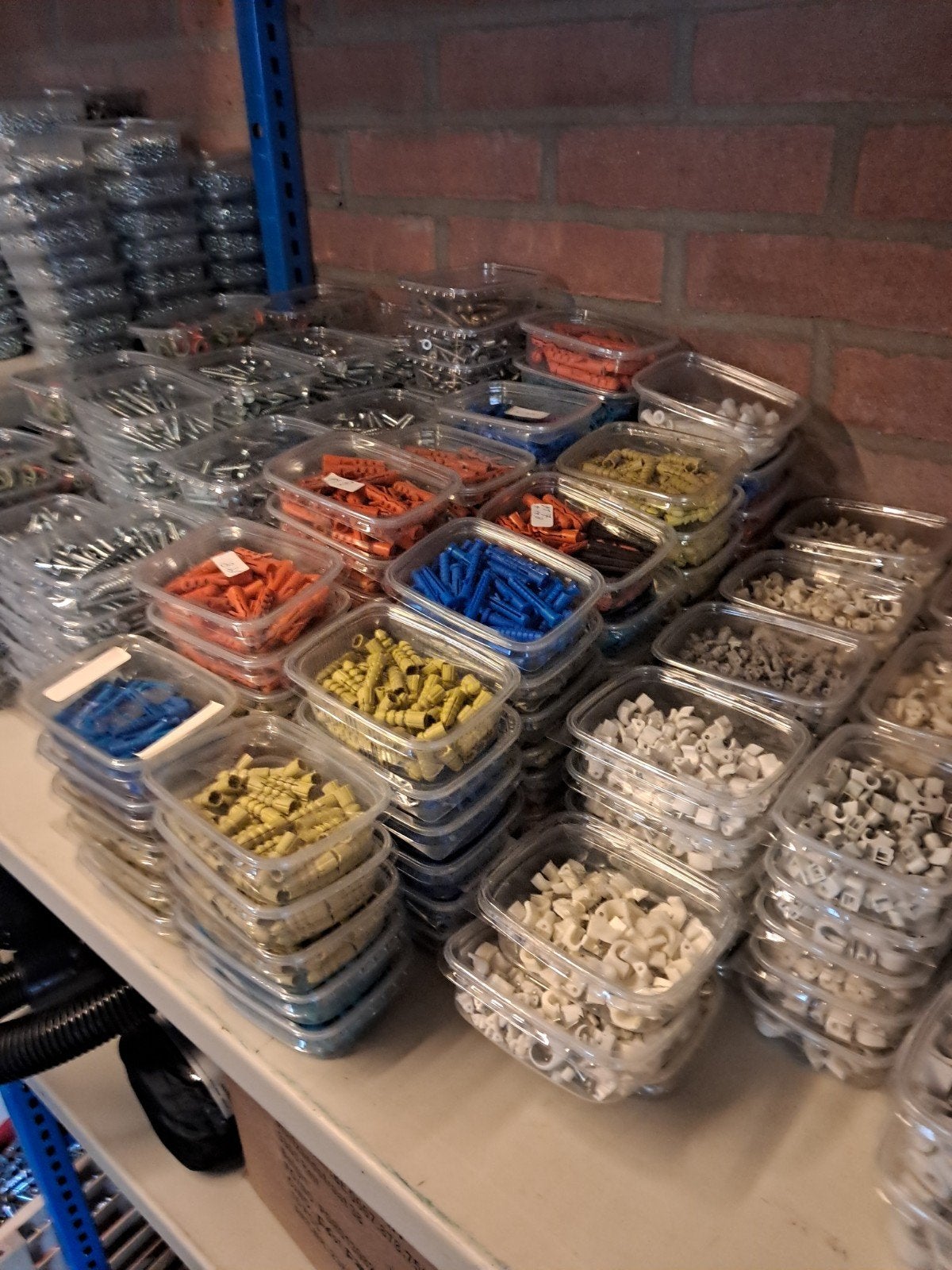 Heel veel  bakjes  met schoeven spijkers pluggen ezv, Ophalen of Verzenden