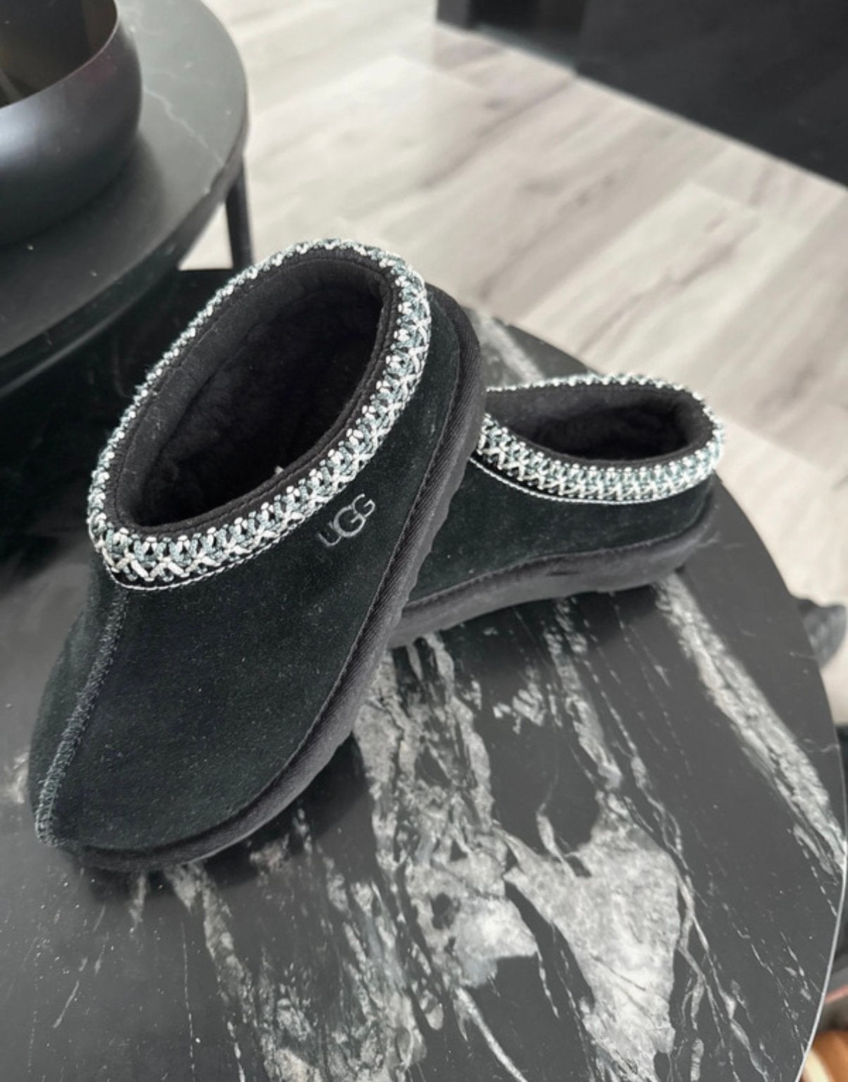 Ugg tasman kids zwart met zilveren details, Kleding | Dames, Zwart, Overige typen, Ophalen of Verzenden, Zo goed als nieuw