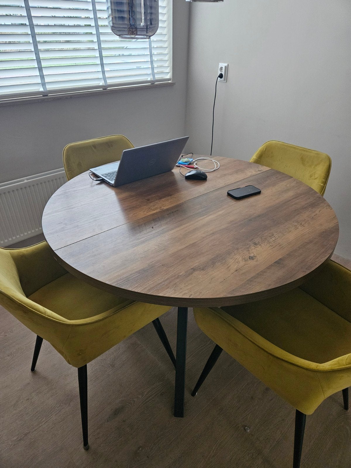 Uitschuifbare eettafel met 4 stoelen