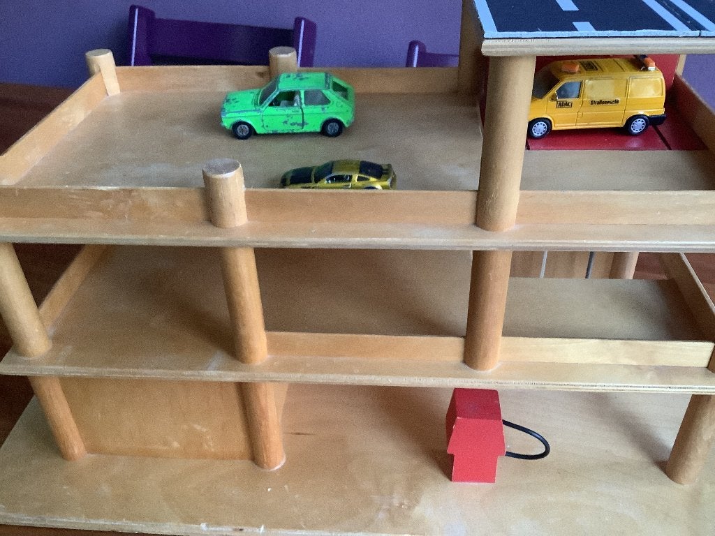 Houten speelgoed garage met autolift, Kinderen en Baby's, Speelgoed | Houten speelgoed, Ophalen, Gebruikt, Overige typen