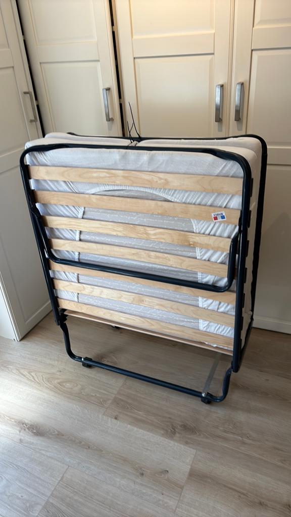Opklapbaar logeerbed met matras en beschermhoes, Huis en Inrichting, Ophalen, Gebruikt, 90 cm, 200 cm