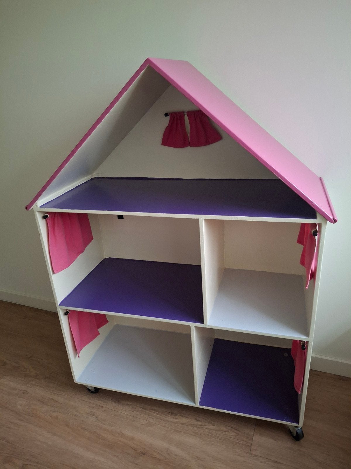 Houten poppenhuis op wieltjes - Roze/Paars, Kinderen en Baby's, Ophalen, Gebruikt, Poppenhuis