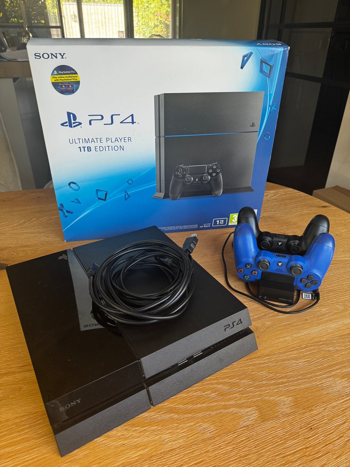 PlayStation 4 1TB met 2 controllers en oplaadstation, Spelcomputers en Games, Ophalen, Gebruikt, 1 TB, Met 2 controllers