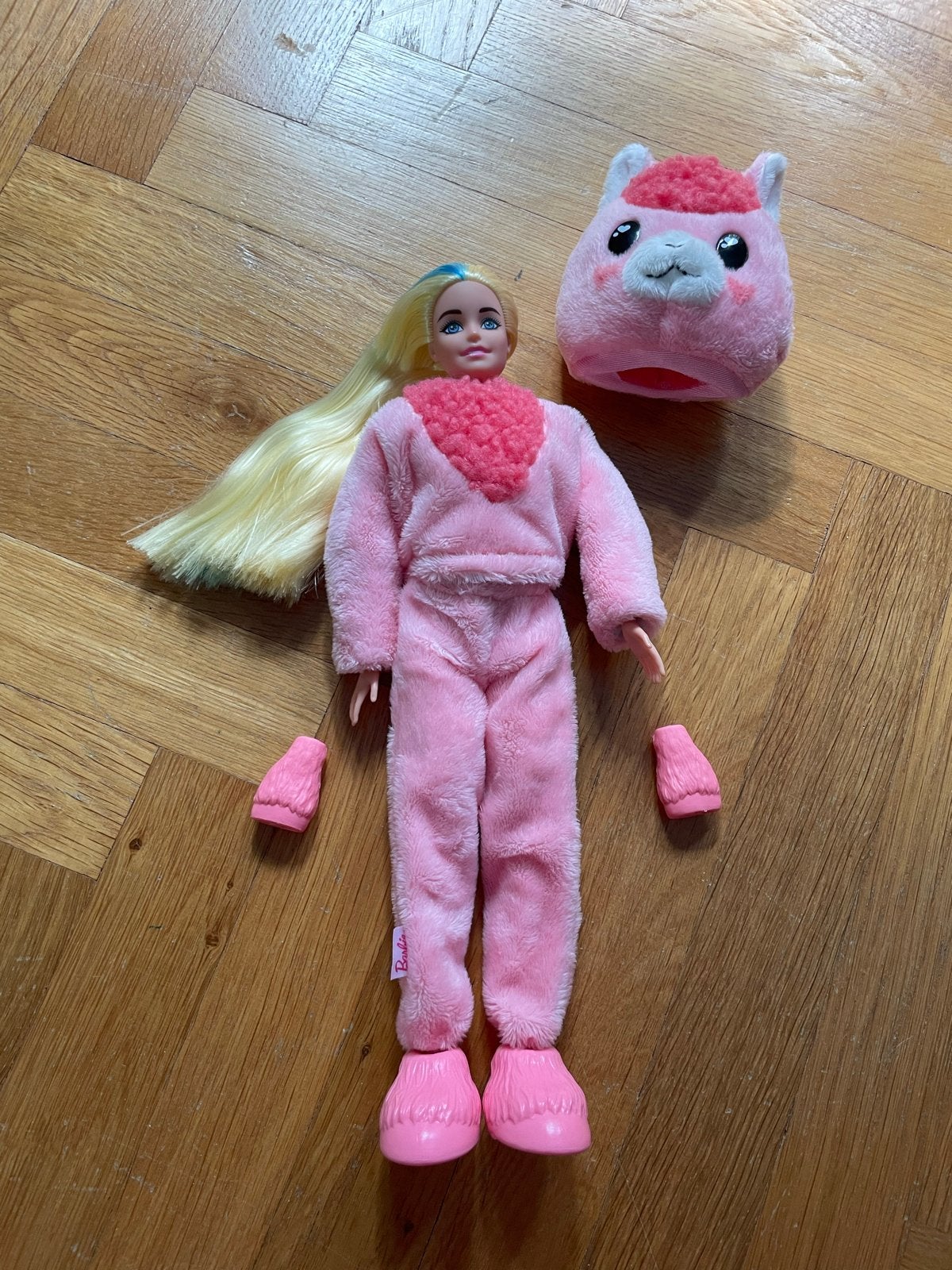 Barbie pop met roze alpaca outfit en accessoires, Ophalen of Verzenden, Zo goed als nieuw, Barbie