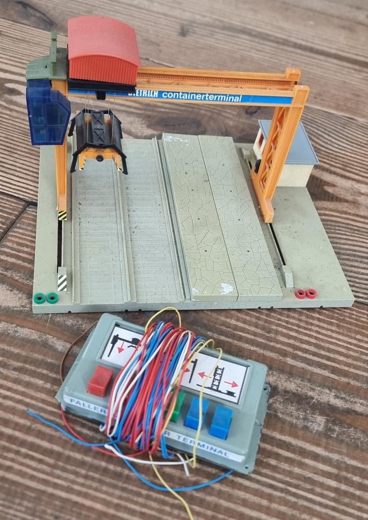 Faller Containerterminal H0 met bedieningspaneel, Hobby en Vrije tijd, Modeltreinen | H0, Ophalen of Verzenden