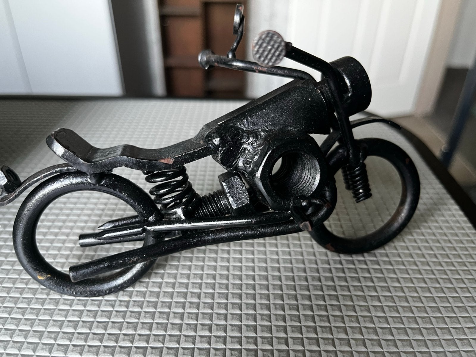 Metalen Motorfiets Beeldje - Handgemaakt van Gerecyclede Ond, Overige merken, Ophalen of Verzenden, Zo goed als nieuw, Groter dan 1:32
