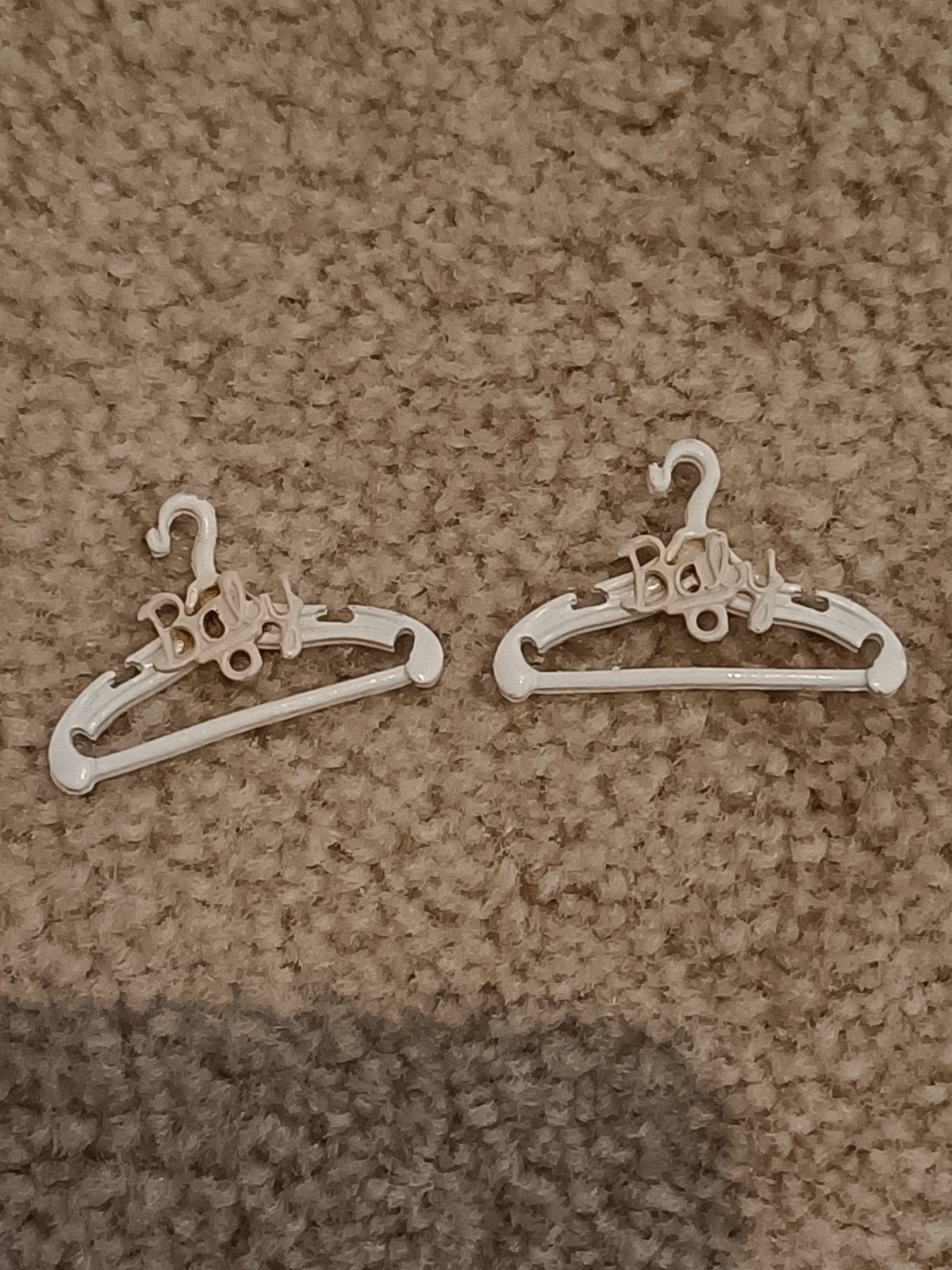 Twee metalen kleer hangertjes Poppenhuis (baby), Ophalen of Verzenden, Zo goed als nieuw, Poppenhuis