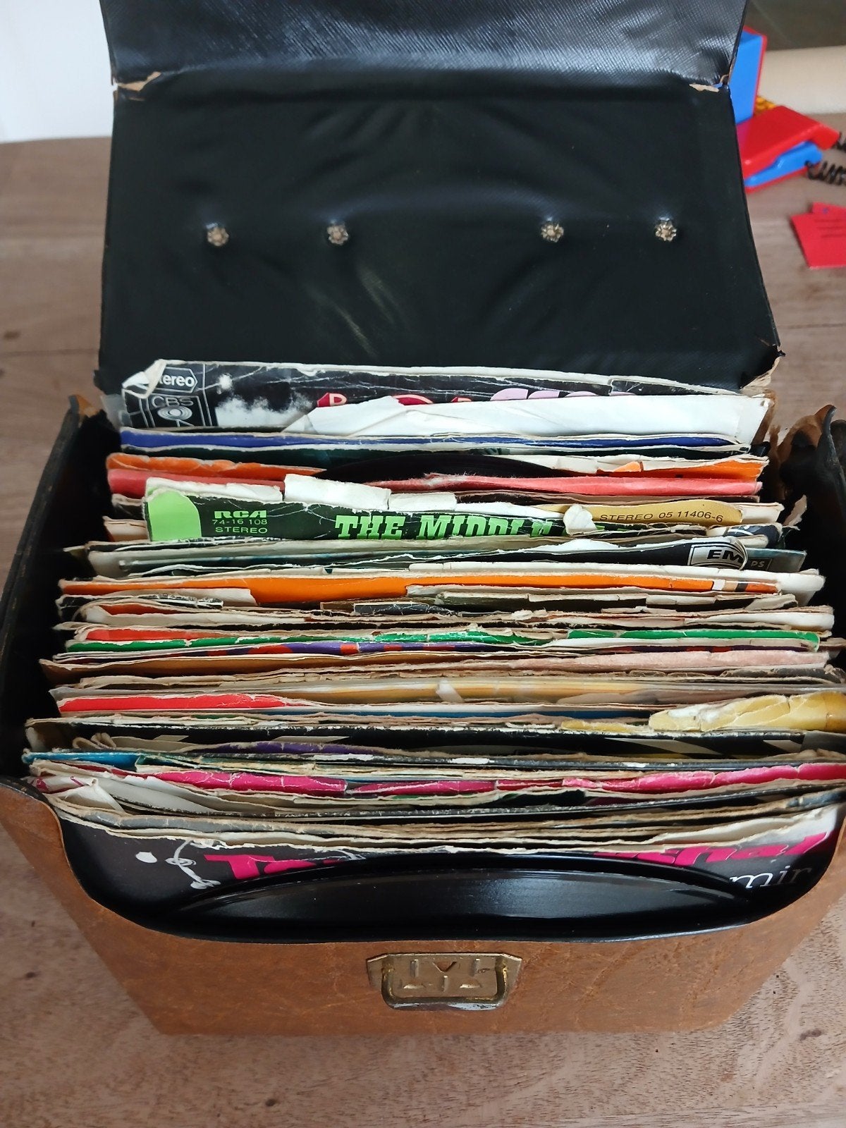 Partij van ongeveer 60 singles in draagkoffer, Gebruikt, 7 inch, Ophalen of Verzenden, Pop