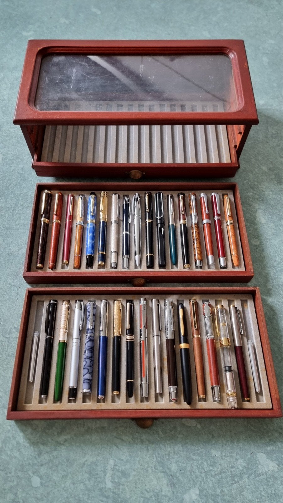 Houten display kast met vulpen verzameling, Verzenden, Gebruikt, Vulpen, Overige merken