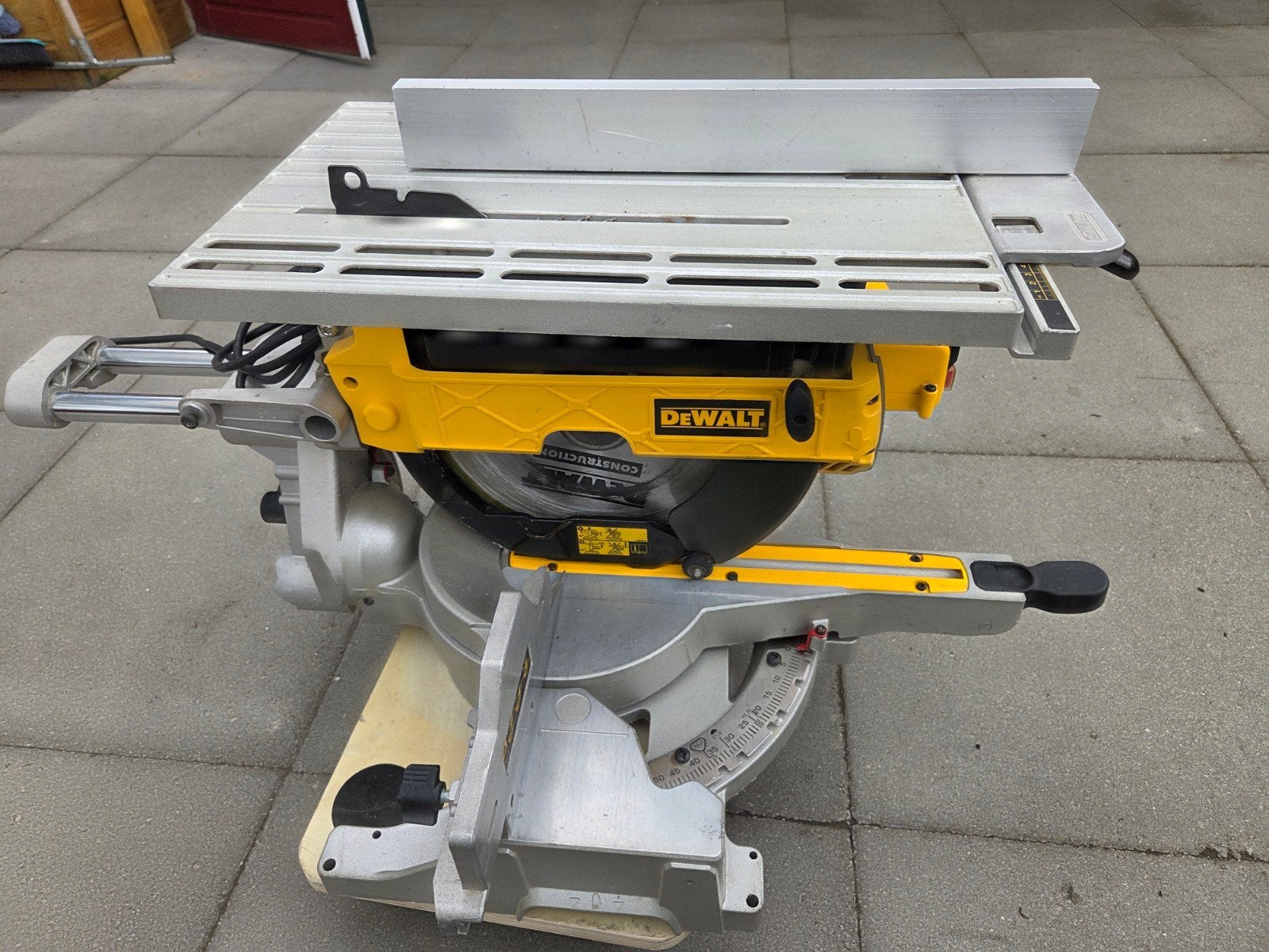 Dewalt D27111qs tafelzaagmachine / afkortzaagmachine, Ophalen, Gebruikt, Afkortzaag, 1200 watt of meer