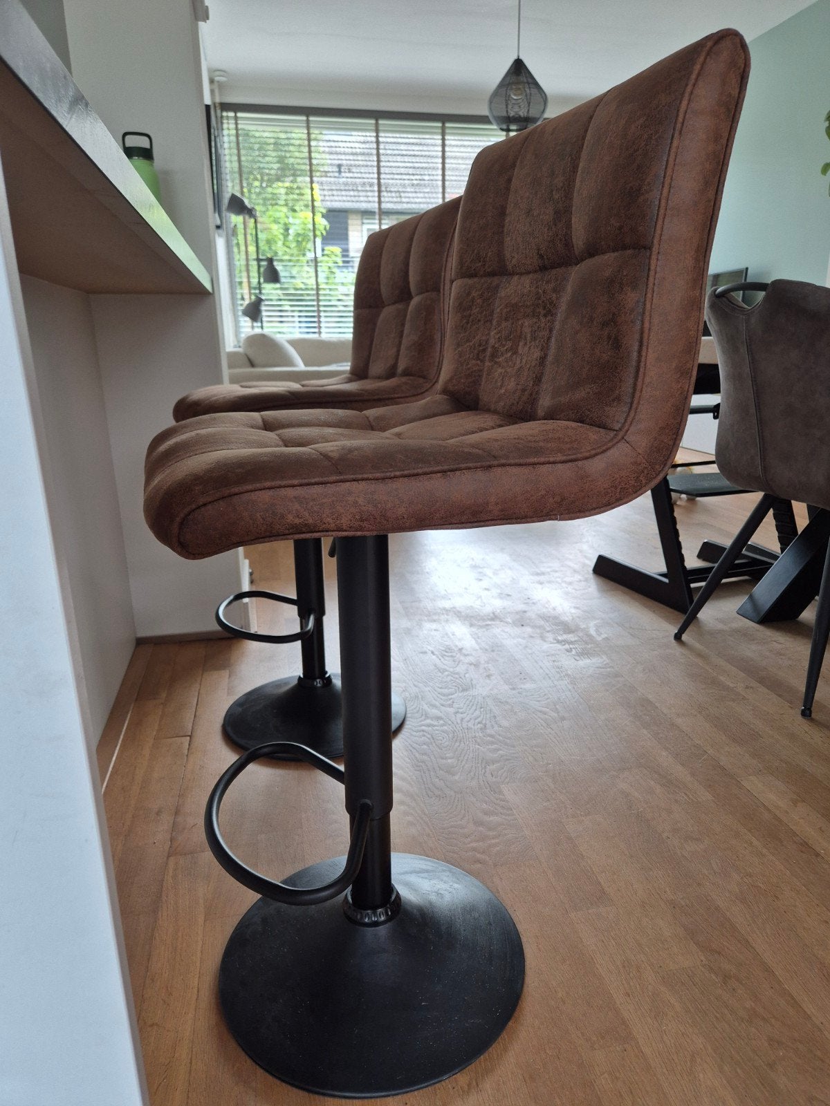 Foto 5 van 2x bruine barkrukken, in hoogte verstelbaar
