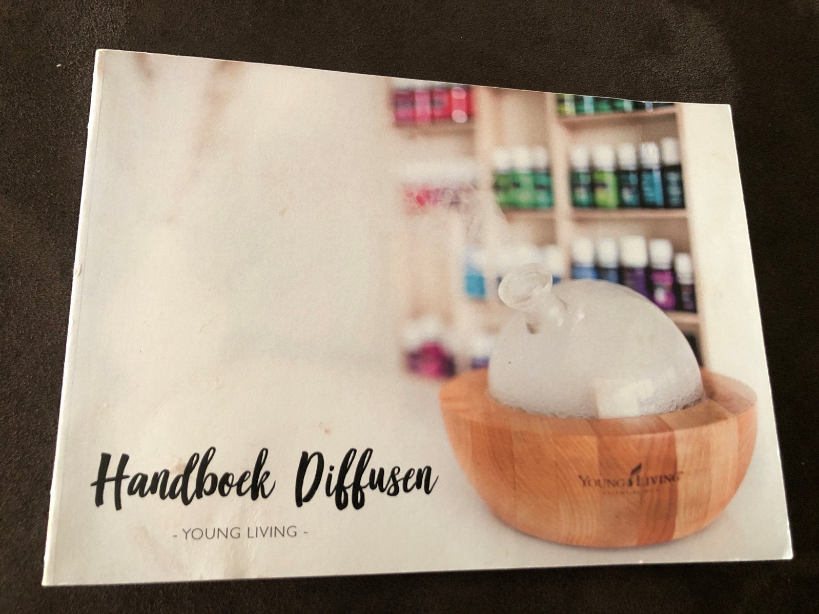 Young Living Handboek Diffusen - Essentiële Oliën Gids, Boeken, Ophalen of Verzenden, Gelezen, Overige onderwerpen
