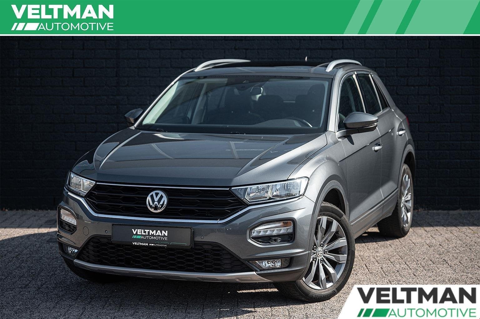 Volkswagen T-Roc 1.5 TSI Sport PANO AUTOMAAT ACC LED NAVI, Auto's, Volkswagen, Euro 6, 4 cilinders, 150 pk, Origineel Nederlands
