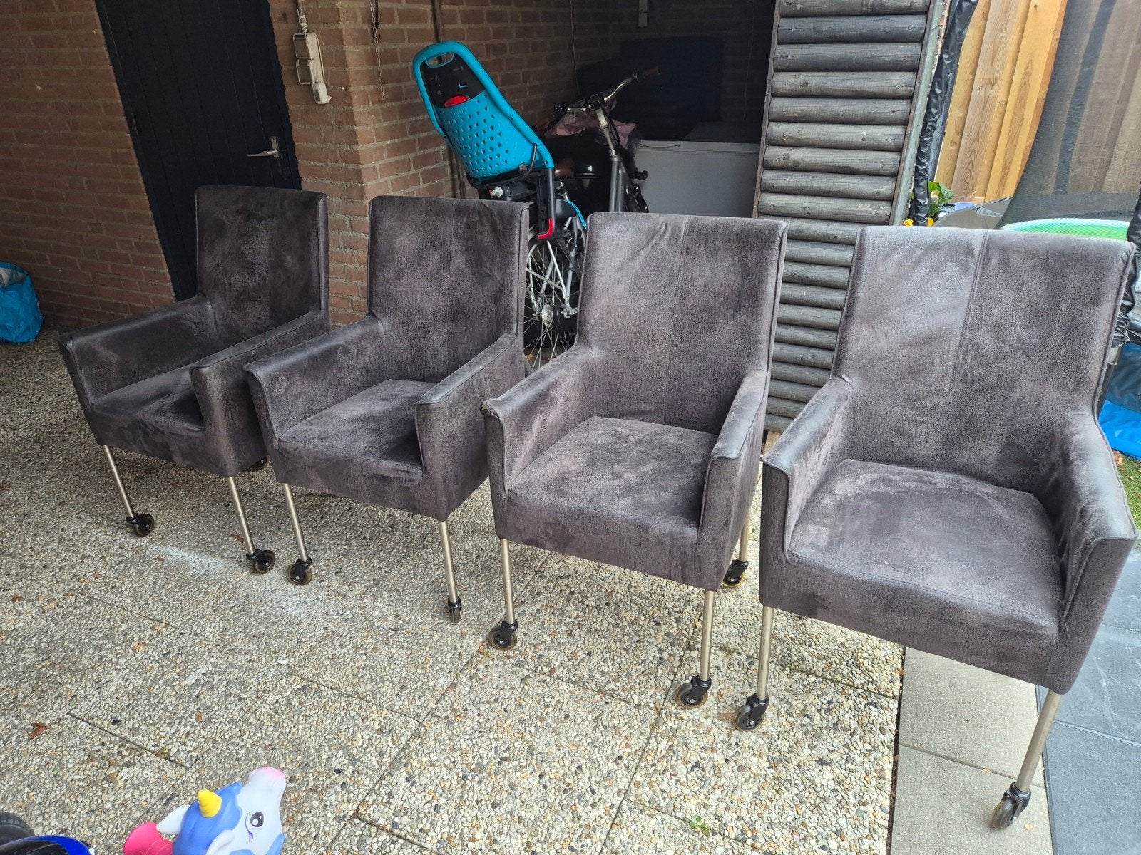 Set van 4 comfortabele eetkamerstoelen met wieltjes, Modern, Comfortabel, Gebruikt, Ophalen of Verzenden, Metaal