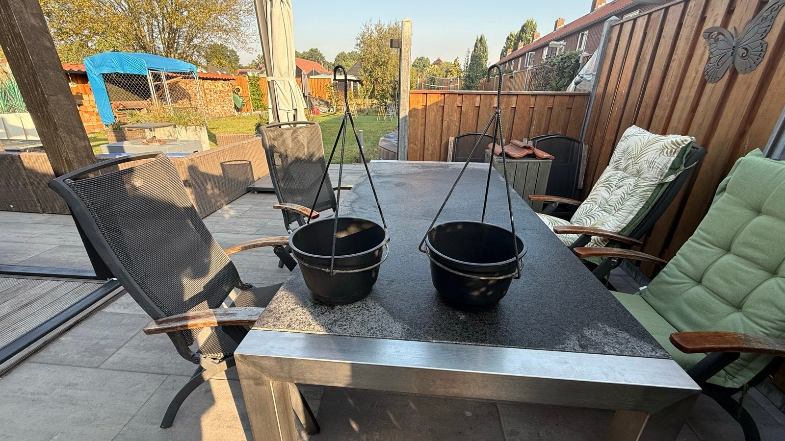 Twee zwarte hangende bloempotten voor buiten, Ophalen, Kunststof, Gebruikt, Minder dan 60 cm