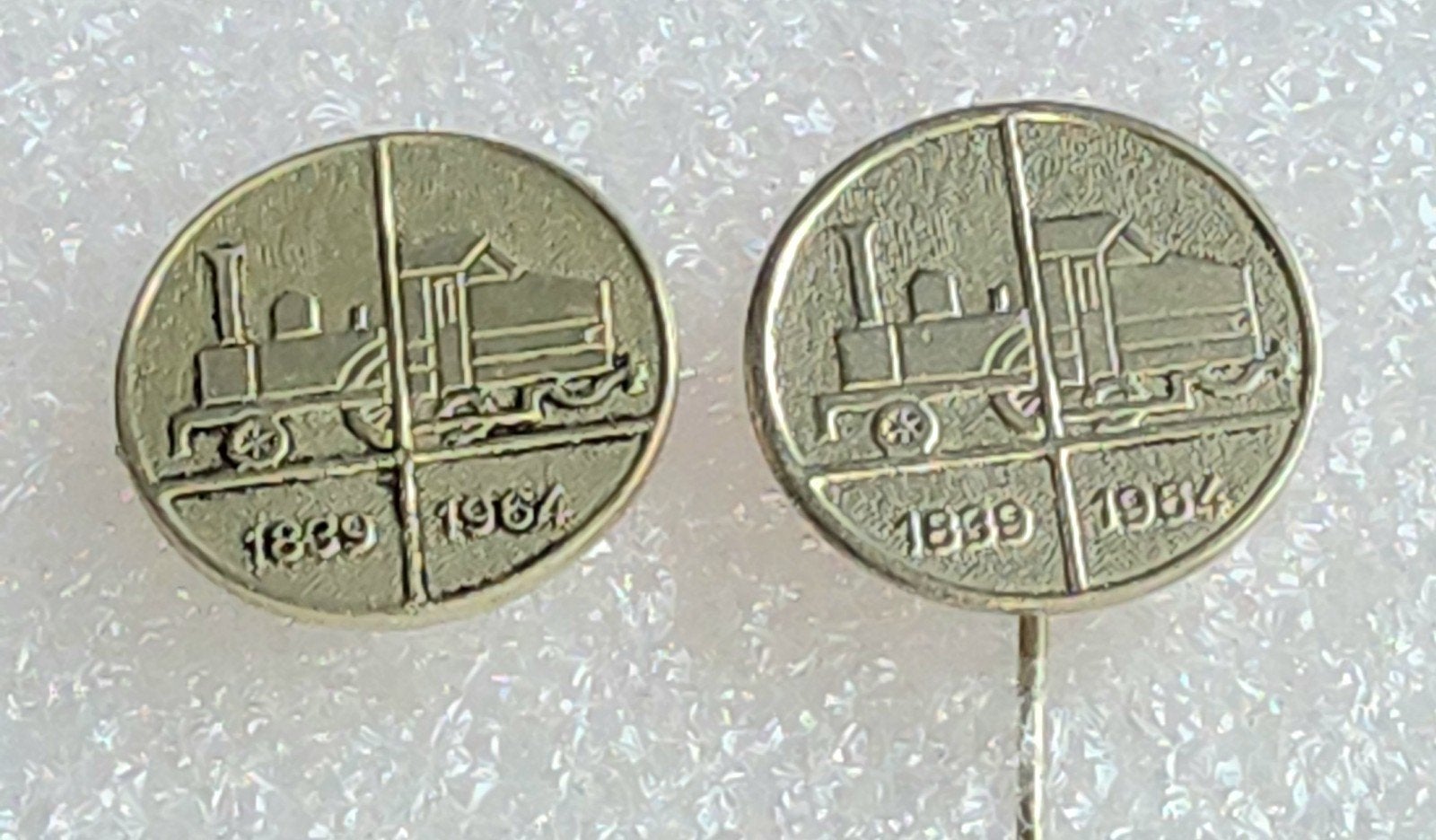 2 Speldjes 125 jaar Spoorwegen 1839-1964, Ophalen of Verzenden, Gebruikt, Overige onderwerpen