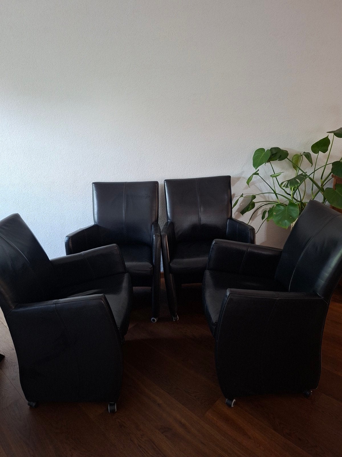 Set van 4 zwarte leren eetkamerstoelen op wieltjes, Huis en Inrichting, Ophalen, Gebruikt, Zwart, Leer