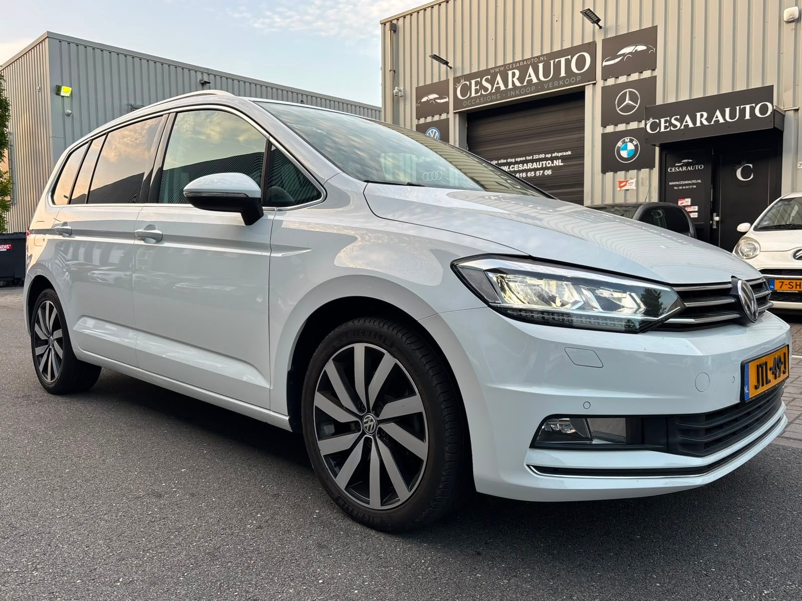 Volkswagen Touran 1.4 TSI Highline AUTOMAAT / 104 DKM / PANO, Gebruikt, 4 cilinders, Alcantara, Wit