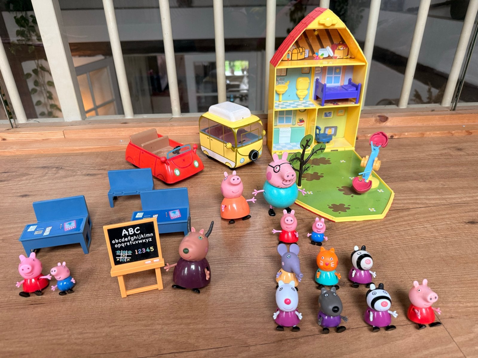 Peppa Pig speelset: huis, school, auto, camper en figuren, Ophalen, Zo goed als nieuw