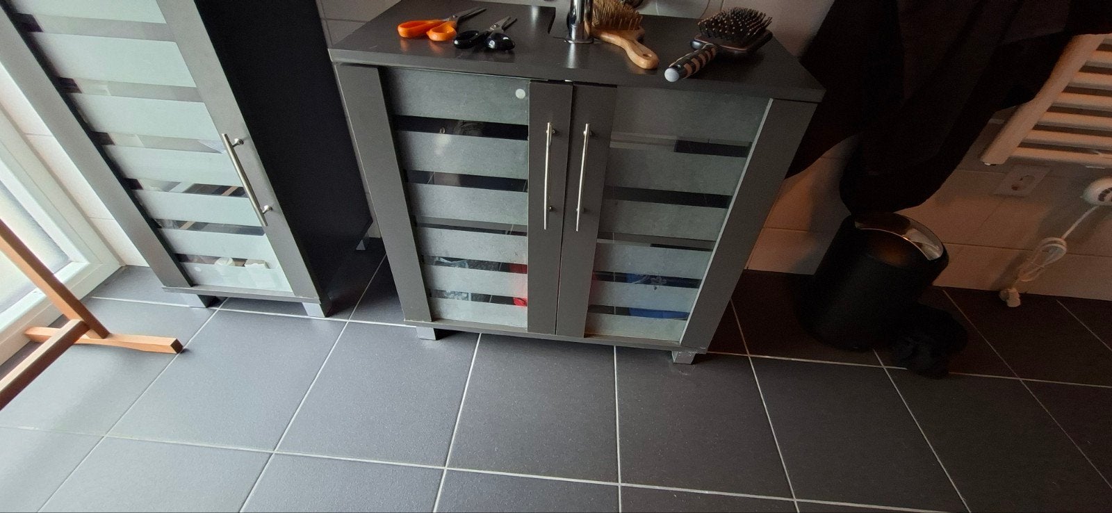 Badkamerkastje met glazen deuren, Ophalen