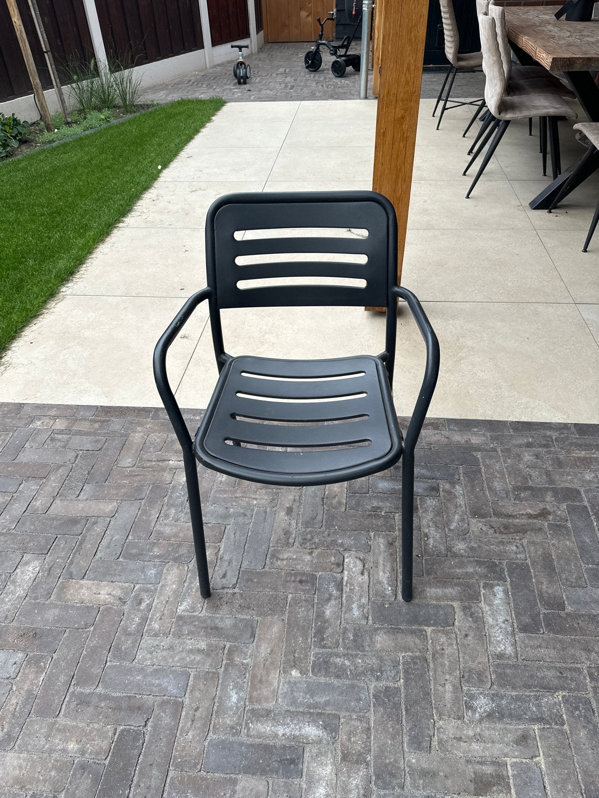 6 Stapelbare zwarte tuinstoelen met armleuningen, Tuin en Terras, Tuinstoelen, Ophalen, Gebruikt, Aluminium, Stapelbaar