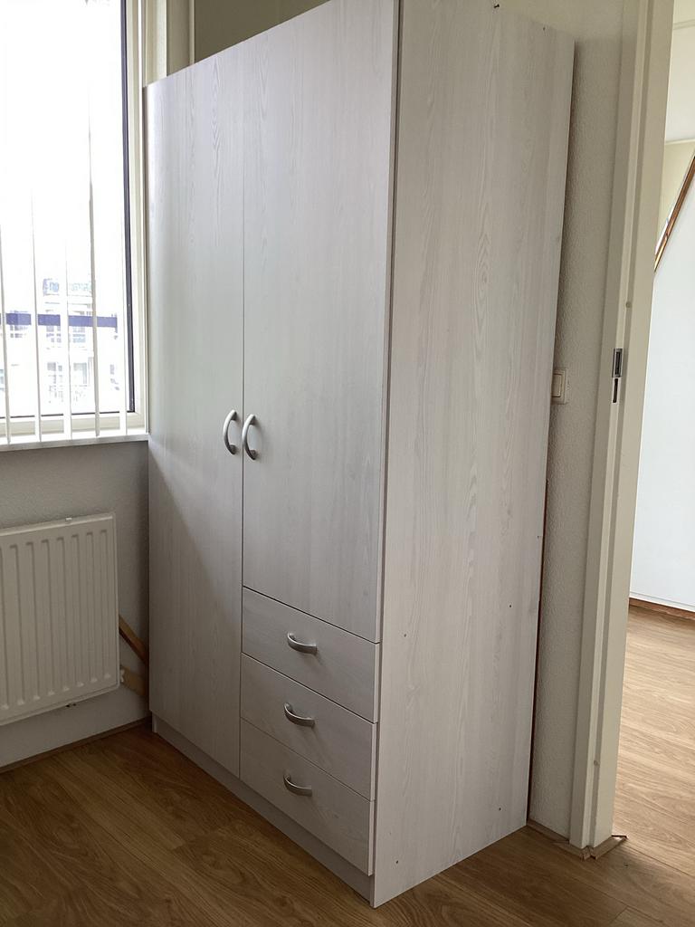 Witte kledingkast met grijze nerf., Ophalen, Gebruikt, 100 tot 150 cm, Met lade(s)