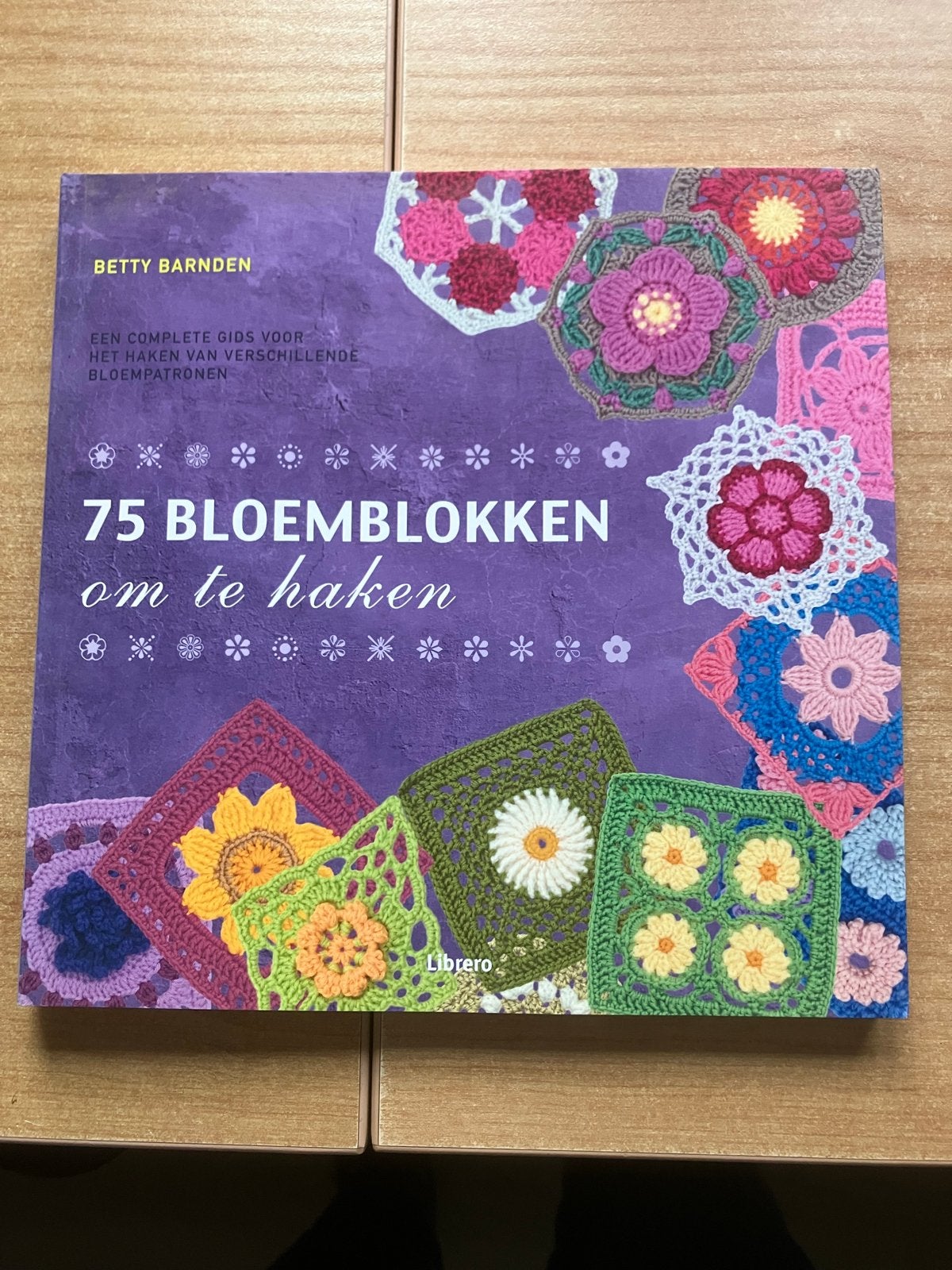 75 Bloemblokken om te haken - Boek met haakpatronen, Hobby en Vrije tijd, Ophalen of Verzenden, Zo goed als nieuw, Haken, Patroon of Boek