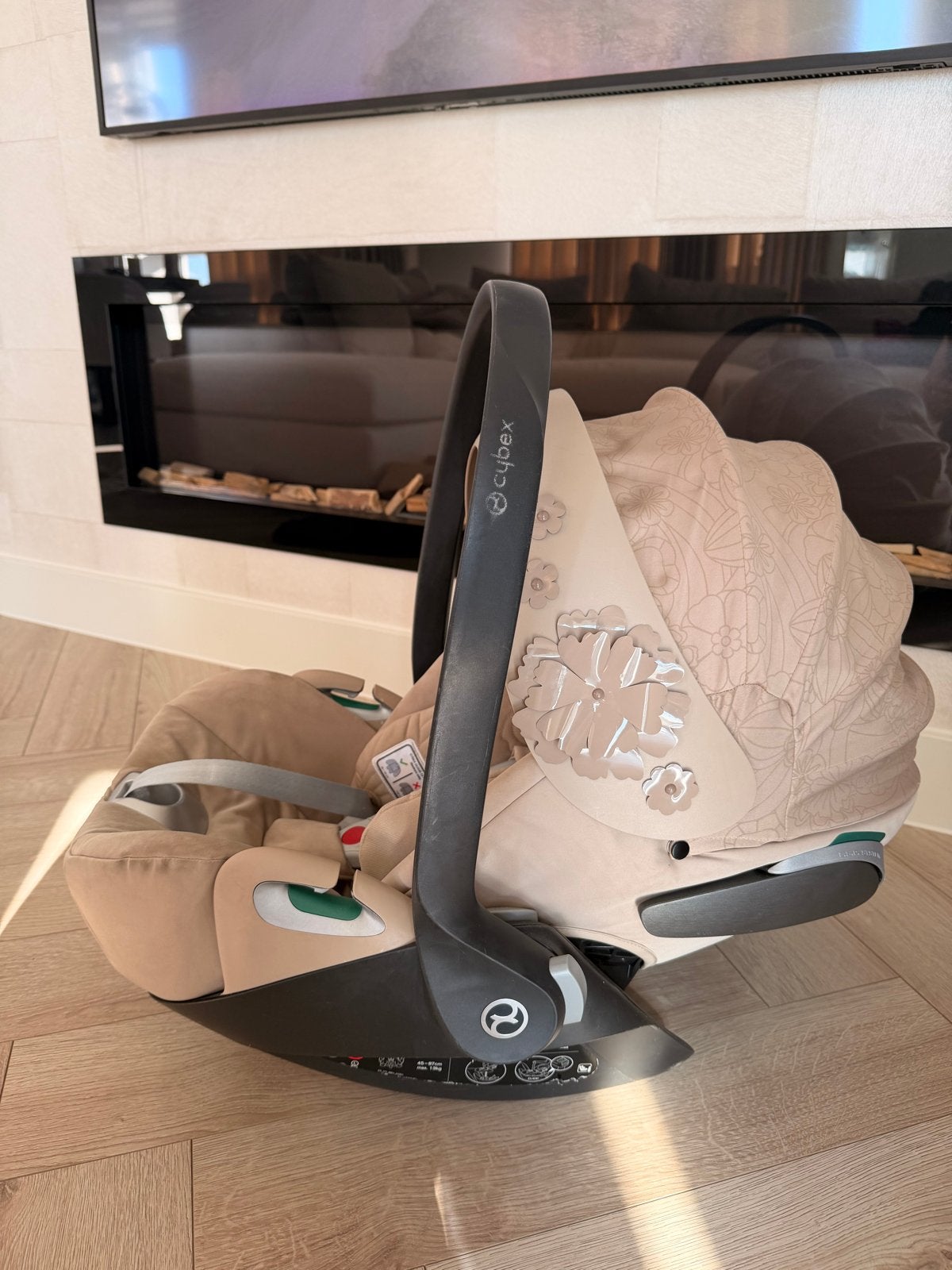 Cybex Cloud T i-Size Limited Edition Bloemen Beige (0-18 mnd, 0 t/m 18 kg, Slaapstand, Zo goed als nieuw, Isofix