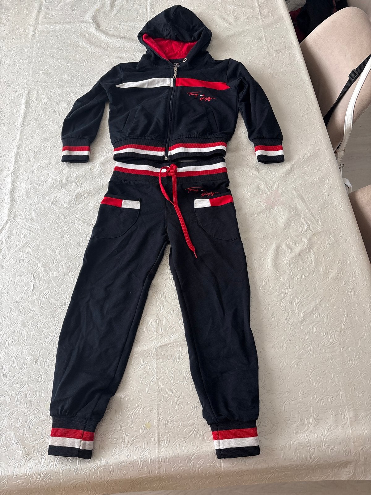 Tommy Hilfiger trainingspak maat 110/116 - Nieuw, Ophalen of Verzenden, Nieuw, Jongen of Meisje, Setje