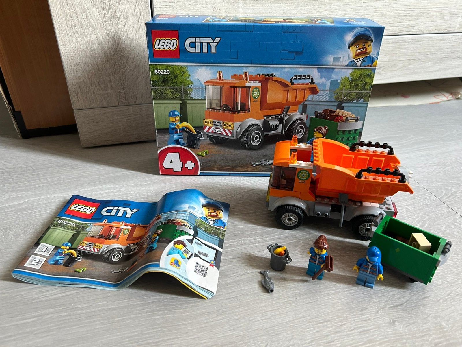 LEGO City Vuilniswagen 60220 met minifiguren en doos, Ophalen of Verzenden, Zo goed als nieuw, Overige merken